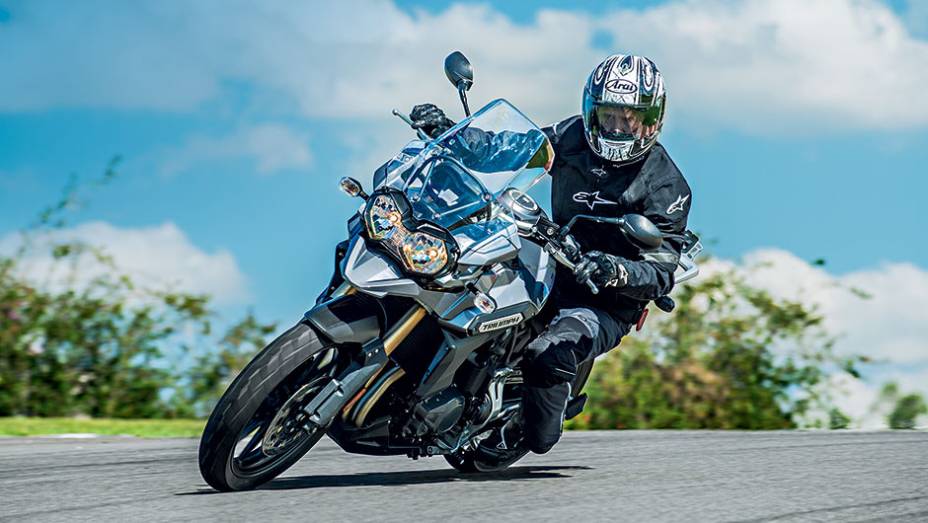 Tiger 1200: Fly by Wire ou acelerador eletr&ocirc;nico. Ligeira! | <a href="https://gutenberg.quatrorodas.abril.com.br/moto/testes/linha-triumph-2013-741889.shtml" rel="migration">Leia mais</a>