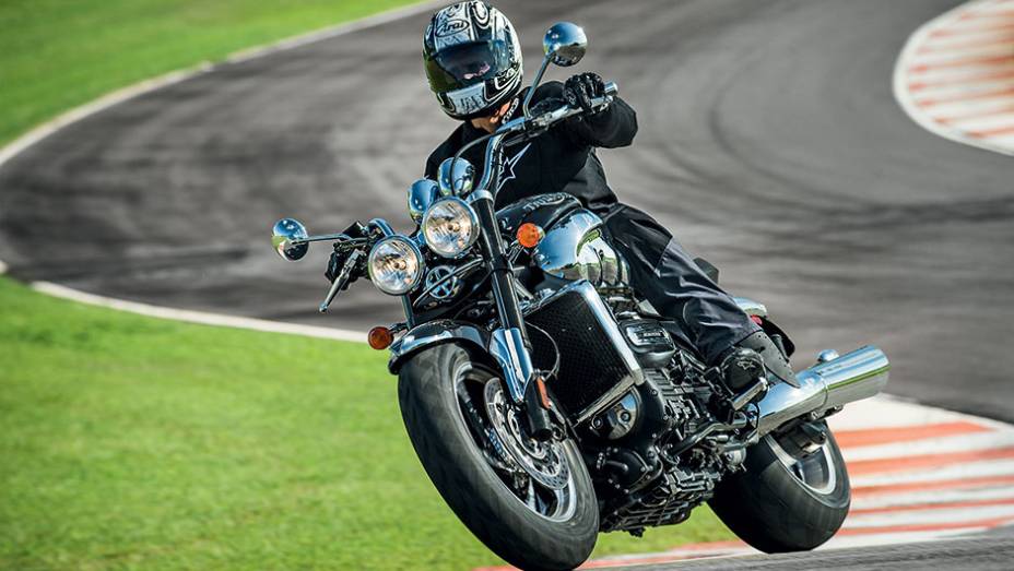 Empuxo de roubar o f&ocirc;lego com 2 300 cc em tr&ecirc;s cilindros | <a href="https://gutenberg.quatrorodas.abril.com.br/moto/testes/linha-triumph-2013-741889.shtml" rel="migration">Leia mais</a>