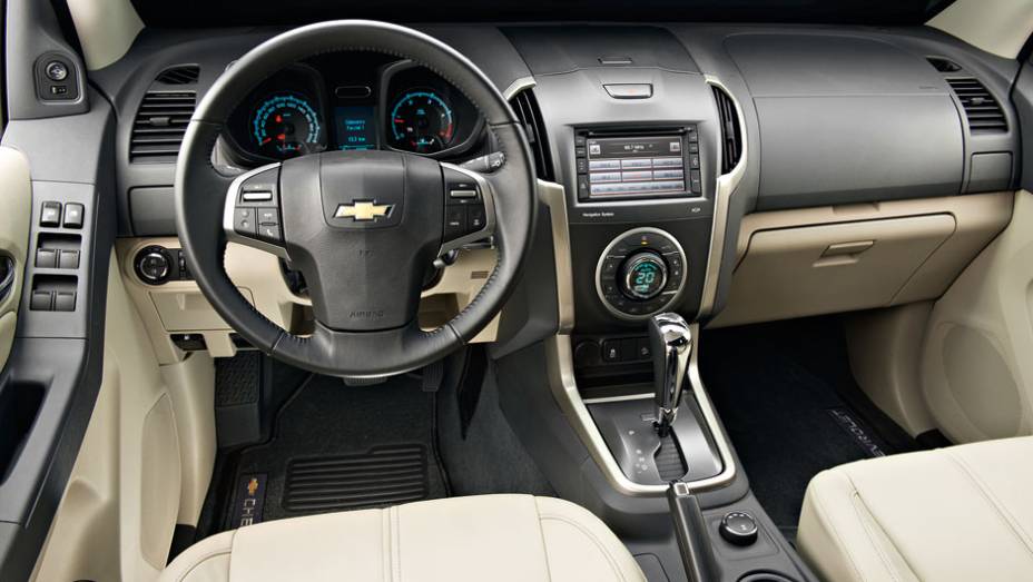 Painel é quase igual ao da S10. A diferença está na adoção da cor bege na parte inferior, nas portas e na forração de couro dos bancos | <a href="https://gutenberg.quatrorodas.abril.com.br/carros/testes/chevrolet-trailblazer-729755.shtml" rel="migration">Leia mais</a>