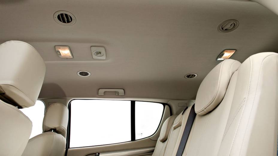 Passageiros da segunda e terceira fileiras contam com sa&iacute;das de ar dedicadas | <a href="https://gutenberg.quatrorodas.abril.com.br/carros/testes/chevrolet-trailblazer-729755.shtml" rel="migration">Leia mais</a>