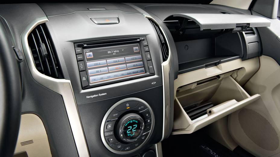 Há dois porta-luvas e um porta-objetos fechado na parte superior do painel | <a href="https://gutenberg.quatrorodas.abril.com.br/carros/testes/chevrolet-trailblazer-729755.shtml" rel="migration">Leia mais</a>