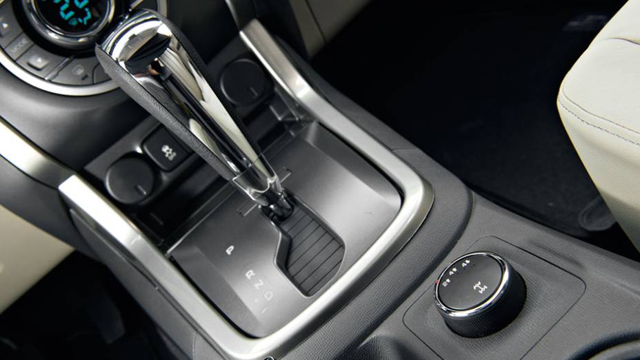 Botão giratório controla o acionamento da tração | <a href="https://gutenberg.quatrorodas.abril.com.br/carros/testes/chevrolet-trailblazer-729755.shtml" rel="migration">Leia mais</a>