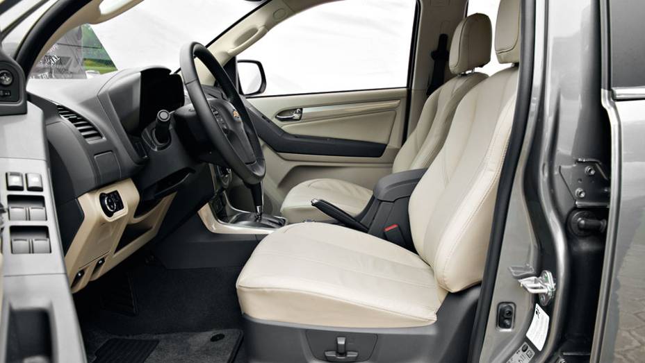 De série, o banco do motorista tem regulagens elétricas | <a href="https://gutenberg.quatrorodas.abril.com.br/carros/testes/chevrolet-trailblazer-729755.shtml" rel="migration">Leia mais</a>