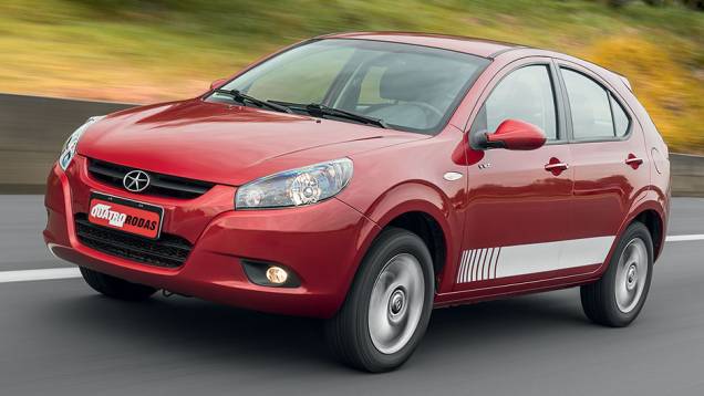 Faixa lateral pode ser branca ou preta, combinando com a carroceria | <a href="%3Cbr%20/%3Ehttps://gutenberg.quatrorodas.abril.com.br/carros/lancamentos/jac-j3-s-1-5-jetflex-740479.shtml" rel="migration">Leia mais</a> Faixa lateral pode ser branca ou preta, combinando com a carroceria | <a href="%3Cbr%20/%3Ehttps://gutenberg.quatrorodas.abril.com.br/carros/lancamentos/jac-j3-s-1-5-jetflex-740479.shtml" rel="migration">Leia mais</a>