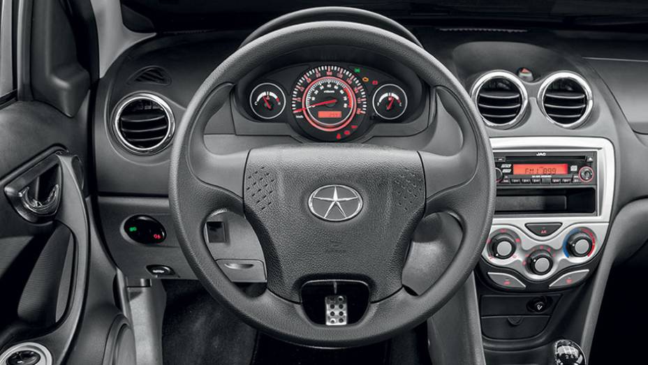 O pl&aacute;stico duro do painel contrasta com... | <a href="https://gutenberg.quatrorodas.abril.com.br/carros/lancamentos/jac-j3-s-1-5-jetflex-740479.shtml" rel="migration">Leia mais</a>