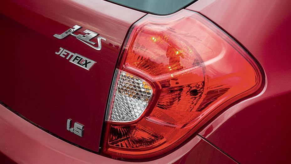 ...emblemas identificam a nova vers&atilde;o | <a href="https://gutenberg.quatrorodas.abril.com.br/carros/lancamentos/jac-j3-s-1-5-jetflex-740479.shtml" rel="migration">Leia mais</a>