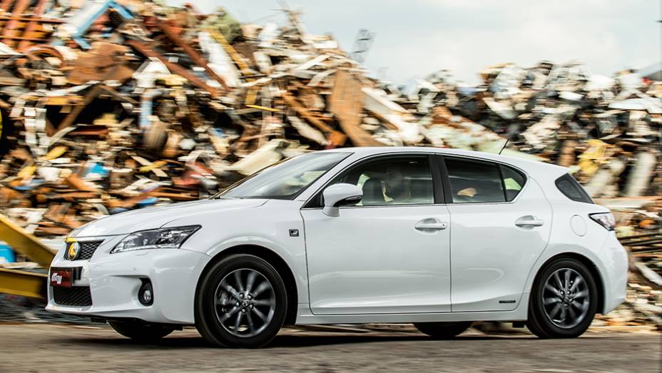| <a href="https://gutenberg.quatrorodas.abril.com.br/carros/lancamentos/lexus-ct-200h-f-sport-743425.shtml" rel="migration">Leia mais</a>