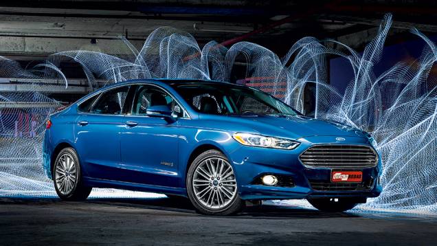 O emblema lateral na porta dianteira identifica a versão | <a href="https://gutenberg.quatrorodas.abril.com.br/carros/testes/ford-fusion-hybrid-757087.shtml" rel="migration">Leia mais</a> O emblema lateral na porta dianteira identifica a versão | <a href="https://gutenberg.quatrorodas.abril.com.br/carros/testes/ford-fusion-hybrid-757087.shtml" rel="migration">Leia mais</a>