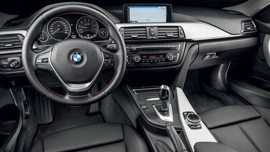 Volante não traz borboletas para trocas de marcha manuais | <a href="https://gutenberg.quatrorodas.abril.com.br/carros/comparativos/mercedes-c-180-x-bmw-320i-active-flex-812777.shtml" target="_blank" rel="migration">Leia mais</a> Volante não traz borboletas para trocas de marcha manuais | <a href="https://gutenberg.quatrorodas.abril.com.br/carros/comparativos/mercedes-c-180-x-bmw-320i-active-flex-812777.shtml" target="_blank" rel="migration">Leia mais</a>