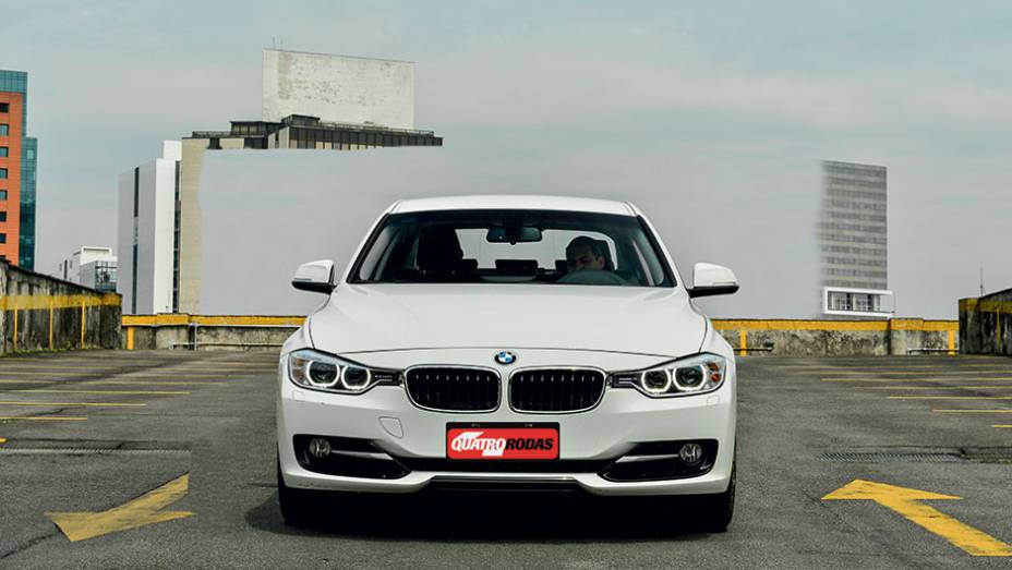 Dois pares de leds circulares. Estilo que define um BMW | <a href="https://gutenberg.quatrorodas.abril.com.br/carros/comparativos/mercedes-c-180-x-bmw-320i-active-flex-812777.shtml" target="_blank" rel="migration">Leia mais</a> Dois pares de leds circulares. Estilo que define um BMW | <a href="https://gutenberg.quatrorodas.abril.com.br/carros/comparativos/mercedes-c-180-x-bmw-320i-active-flex-812777.shtml" target="_blank" rel="migration">Leia mais</a>