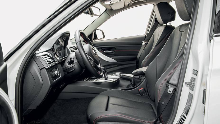 Cintura baixa, janelas altas: cabine é bem-iluminada | <a href="https://gutenberg.quatrorodas.abril.com.br/carros/comparativos/mercedes-c-180-x-bmw-320i-active-flex-812777.shtml" target="_blank" rel="migration">Leia mais</a> Cintura baixa, janelas altas: cabine é bem-iluminada | <a href="https://gutenberg.quatrorodas.abril.com.br/carros/comparativos/mercedes-c-180-x-bmw-320i-active-flex-812777.shtml" target="_blank" rel="migration">Leia mais</a>