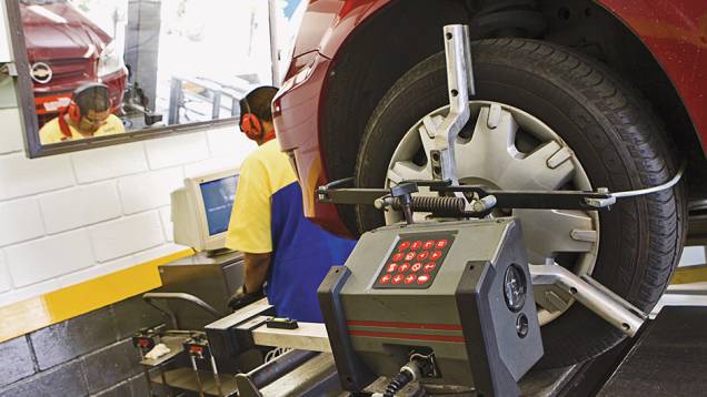 Não descuide do alinhamento. Pneus desalinhados prejudicam a rolagem e sobrecarregam o motor. | <a href="https://gutenberg.quatrorodas.abril.com.br/reportagens/geral/viloes-consumo-841540.shtml" target="_blank" rel="migration">Leia mais</a> Não descuide do alinhamento. Pneus desalinhados prejudicam a rolagem e sobrecarregam o motor. | <a href="https://gutenberg.quatrorodas.abril.com.br/reportagens/geral/viloes-consumo-841540.shtml" target="_blank" rel="migration">Leia mais</a>