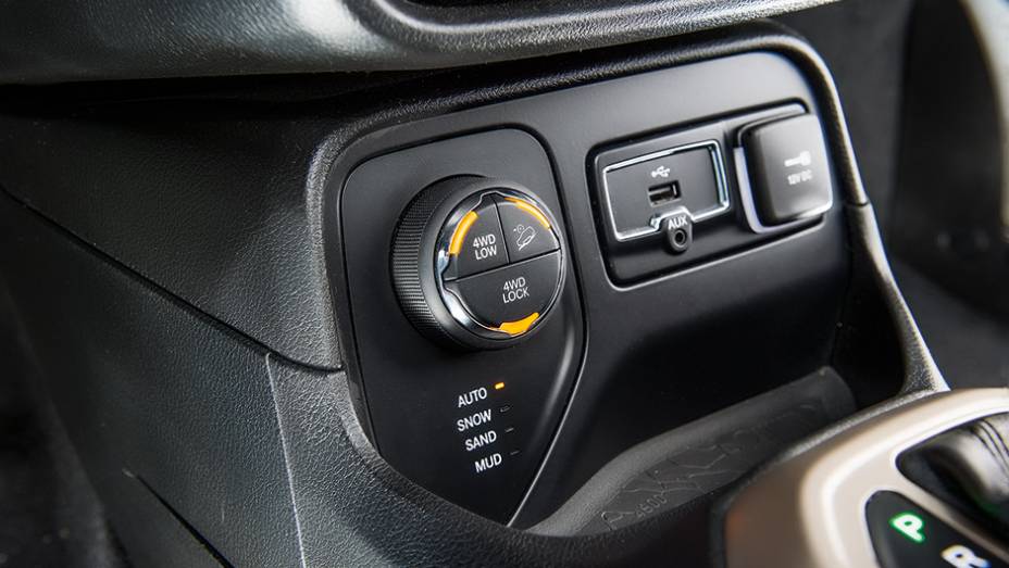Todos os ajustes de tra&ccedil;&atilde;o s&atilde;o feitos por teclasinstaladas &agrave; frente do c&acirc;mbio | <a href="https://gutenberg.quatrorodas.abril.com.br//carros/comparativos/troller-t4-x-jeep-renegade-890323.shtml" target="_blank" rel="migration">Leia mais</a>