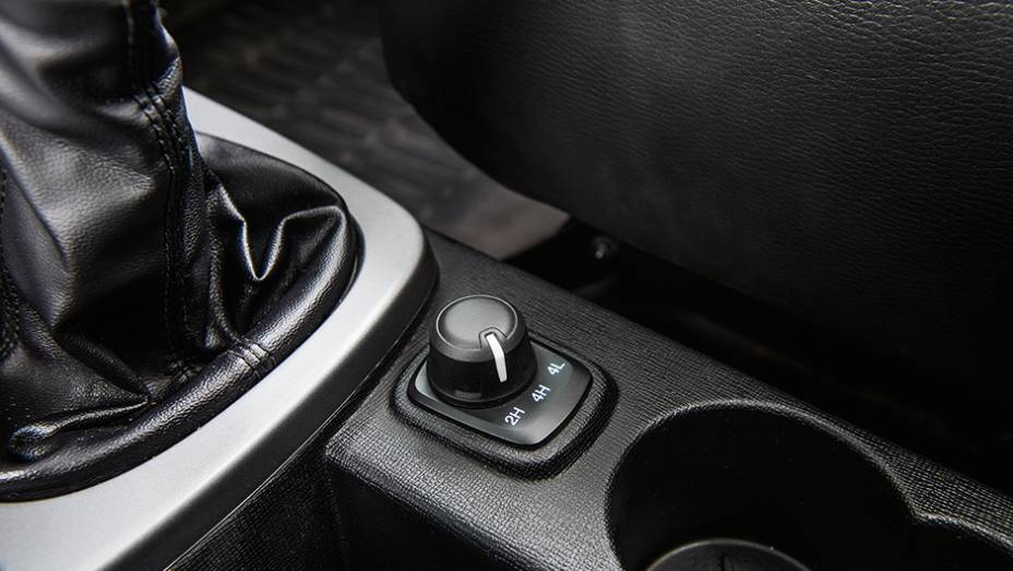 Seletor de tração permite optar entre três modos:4x2, 4x4 normal e 4x4 reduzida | <a href="https://gutenberg.quatrorodas.abril.com.br//carros/comparativos/troller-t4-x-jeep-renegade-890323.shtml" target="_blank" rel="migration">Leia mais</a>