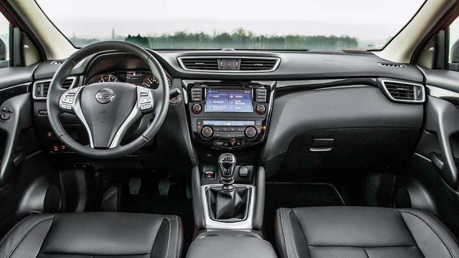 Interior bem-acabado pode contar com central que oferece visão superior de 360º | <a href="https://gutenberg.quatrorodas.abril.com.br/carros/impressoes/nissan-qashqai-888920.shtml" target="_blank" rel="migration">Leia mais</a>