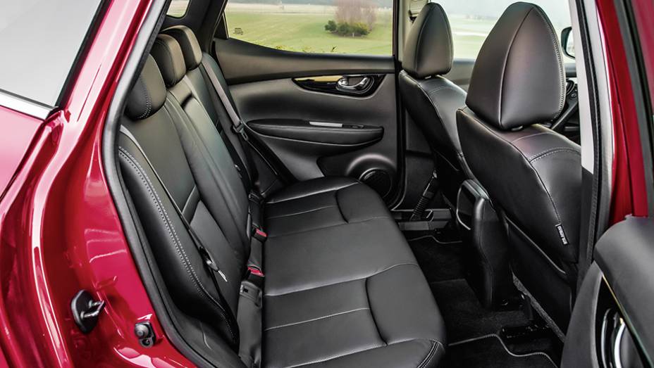 Espaço interno é adequado para levar cinco adultos sem apertos | <a href="https://gutenberg.quatrorodas.abril.com.br/carros/impressoes/nissan-qashqai-888920.shtml" target="_blank" rel="migration">Leia mais</a>