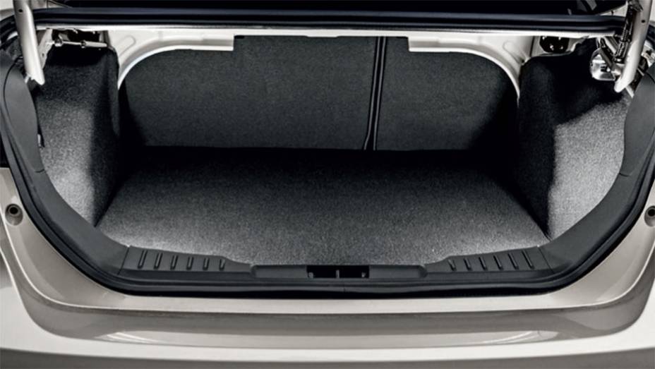 Porta-malas: 421 litros, um abaixo da m&eacute;dia do segmento | <a href="https://gutenberg.quatrorodas.abril.com.br/carros/testes/ford-focus-fastback-titanium-plus-898220.shtml" target="_blank" rel="migration">Leia mais</a>
