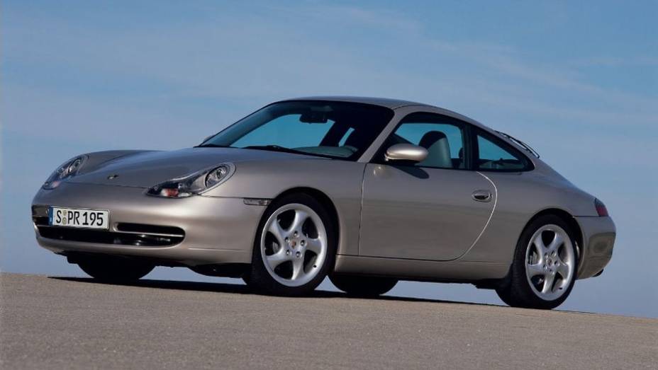 BOXER A ÁGUA - Em 1998, a 5ª geração do 911 trouxe a mais radical atualização da história do modelo - e o fim da refrigeração a ar. O 6 cilindros de 3,4 litros entregava 300cv - números que subiram para 3,6 litros e 320cv em 2002