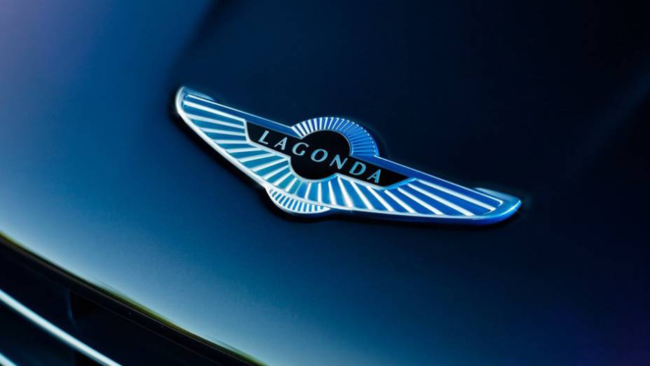 Aston Martin lança o Lagonda, modelo que revive nome de antecessor de 1976 | <a href="https://gutenberg.quatrorodas.abril.com.br/noticias/fabricantes/aston-martin-lanca-lagonda-dubai-812357.shtml" rel="migration">Leia mais</a>