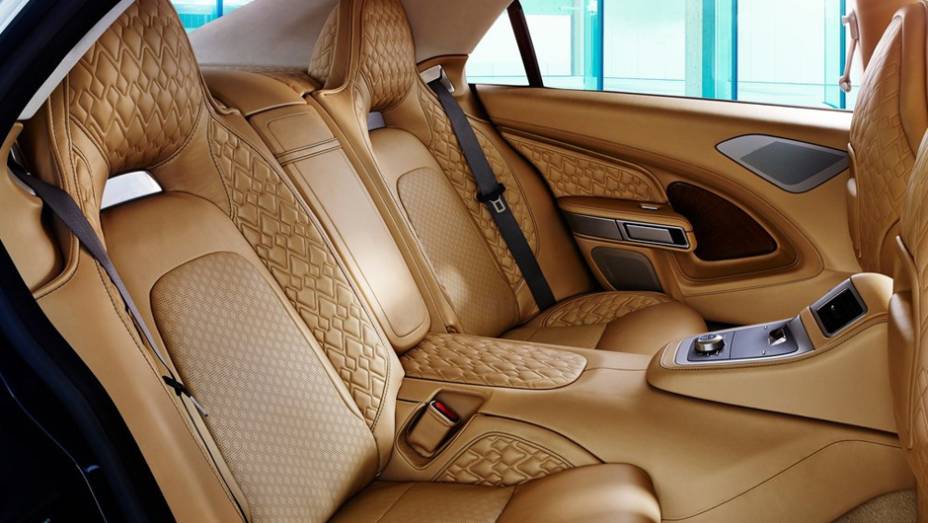 Conforto é total no Lagonda | <a href="https://gutenberg.quatrorodas.abril.com.br/noticias/fabricantes/aston-martin-lanca-lagonda-dubai-812357.shtml" rel="migration">Leia mais</a>