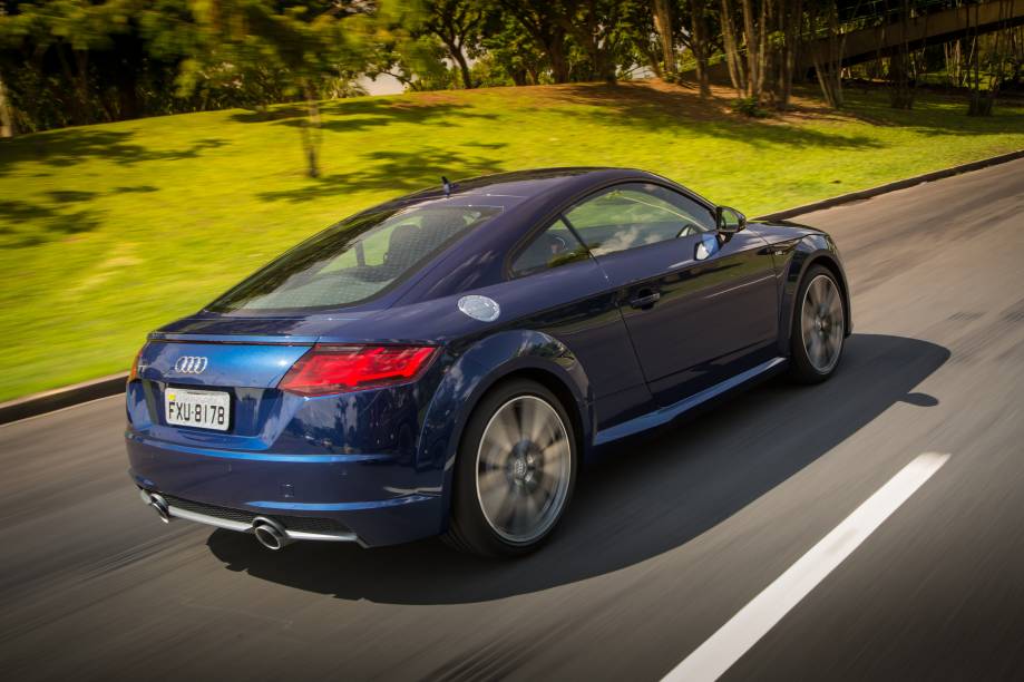 <strong>Audi TT</strong> &ndash; O cup&ecirc; <a href="https://gutenberg.quatrorodas.abril.com.br/materia/audi-tt-887160" rel="chegou ao Brasil nas vers&otilde;es Attraction e Ambition" target="_blank">chegou ao Brasil exclusivamente c</a>om motor 2.0 turbo de 230 cv. Sem abandonar seu estilo cl&aacute;ssico, apresentou interessantes novidades como o quadro de instrumentos digital.