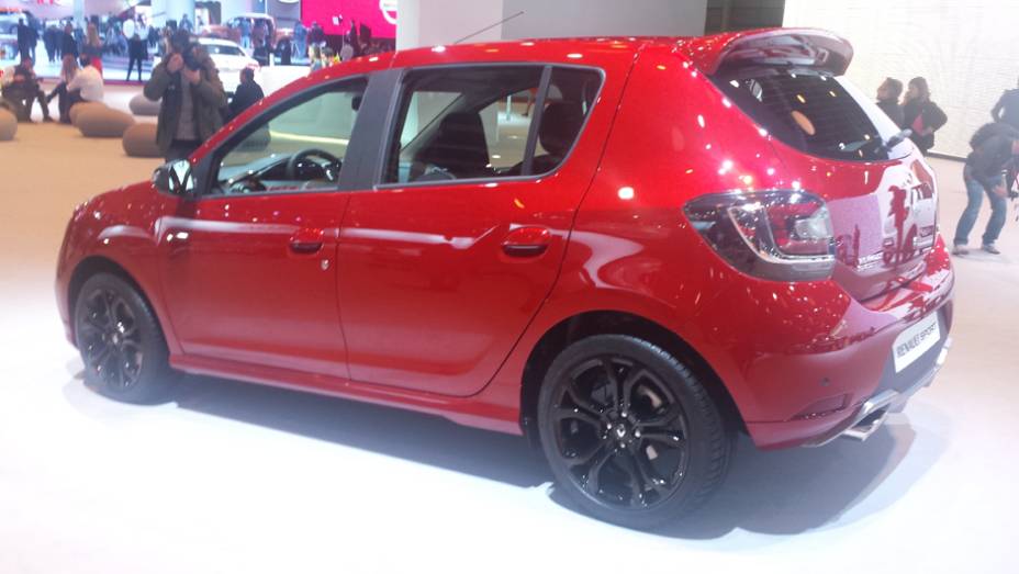 Hatch vem equipado com o motor 2.0 da Duster com 150 cv de potência além de visual mais esportivo Hatch vem equipado com o motor 2.0 da Duster com 150 cv de potência além de visual mais esportivo