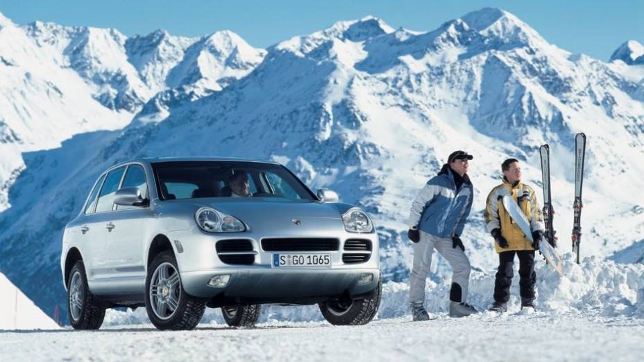 SUV - Desde 2002 o Cayenne faz da Porsche uma refer&ecirc;ncia em utilit&aacute;rio esportivo de alto luxo. Com motor dianteiro e tra&ccedil;&atilde;o 4X4, o modelo de rua que representou a maior ruptura da linha Porsche alavancou as vendas da marca.