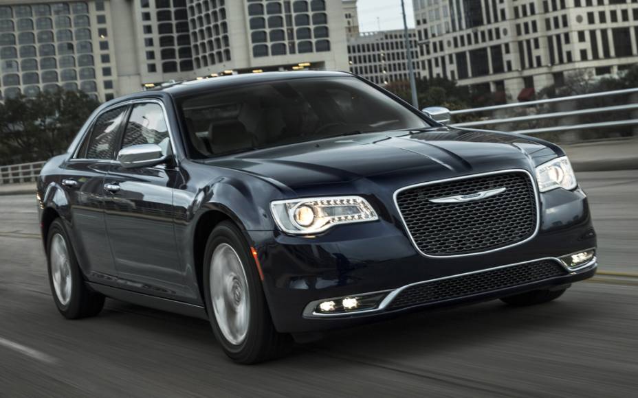 <strong>Chrysler 300C</strong> – Conhecido por seu estilo imponente, o sedã <a href="https://gutenberg.quatrorodas.abril.com.br/materia/chrysler-300c-897161/  " rel="o 300C chegou ao Brasil" target="_blank">chegou ao Brasil</a> com design retocado para 2015. A versão única é equipada com motor V6 3.6 de 296 cv de potência.