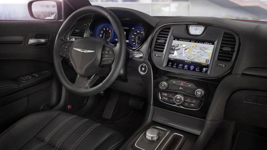 Chrysler 300 modelo 2015 lançado no Salão de Los Angeles | <a href="https://gutenberg.quatrorodas.abril.com.br/noticias/saloes/losangeles-2014/chrysler-lanca-300-2015-salao-los-angeles-816083.shtml" rel="migration">Leia mais</a>