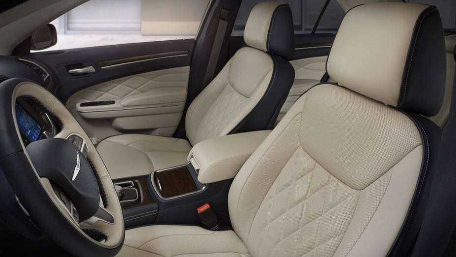 Chrysler 300 modelo 2015 lançado no Salão de Los Angeles | <a href="https://gutenberg.quatrorodas.abril.com.br/noticias/saloes/losangeles-2014/chrysler-lanca-300-2015-salao-los-angeles-816083.shtml" rel="migration">Leia mais</a>
