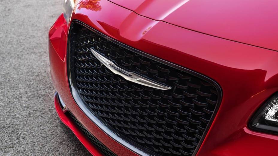 Chrysler 300 modelo 2015 lançado no Salão de Los Angeles | <a href="https://gutenberg.quatrorodas.abril.com.br/noticias/saloes/losangeles-2014/chrysler-lanca-300-2015-salao-los-angeles-816083.shtml" rel="migration">Leia mais</a>