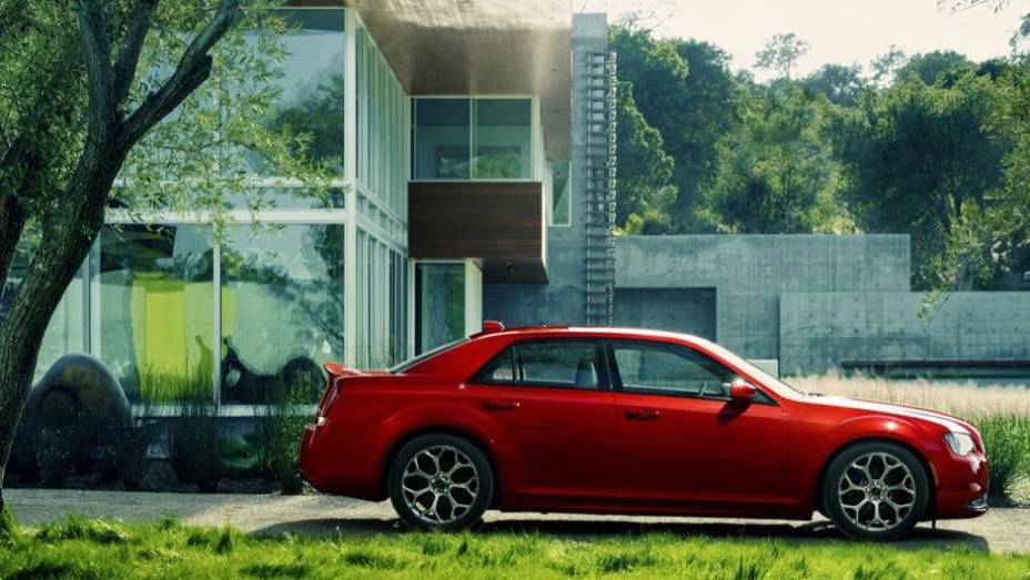 Chrysler 300 modelo 2015 lançado no Salão de Los Angeles | <a href="https://gutenberg.quatrorodas.abril.com.br/noticias/saloes/losangeles-2014/chrysler-lanca-300-2015-salao-los-angeles-816083.shtml" rel="migration">Leia mais</a>