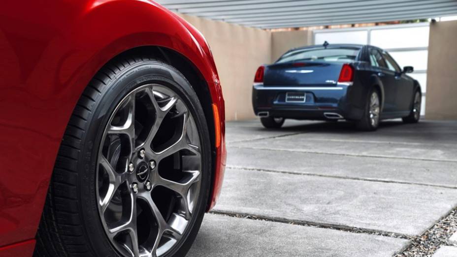 Chrysler 300 modelo 2015 lançado no Salão de Los Angeles | <a href="https://gutenberg.quatrorodas.abril.com.br/noticias/saloes/losangeles-2014/chrysler-lanca-300-2015-salao-los-angeles-816083.shtml" rel="migration">Leia mais</a>