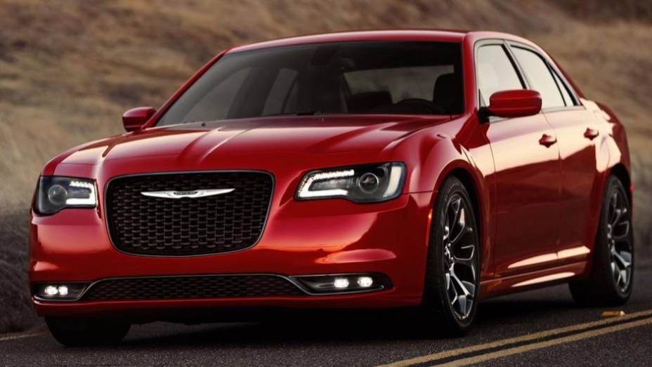 Chrysler 300 modelo 2015 lançado no Salão de Los Angeles | <a href="https://gutenberg.quatrorodas.abril.com.br/noticias/saloes/losangeles-2014/chrysler-lanca-300-2015-salao-los-angeles-816083.shtml" rel="migration">Leia mais</a>