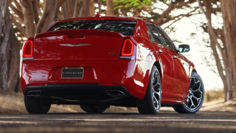 Chrysler 300 modelo 2015 lançado no Salão de Los Angeles | <a href="https://gutenberg.quatrorodas.abril.com.br/noticias/saloes/losangeles-2014/chrysler-lanca-300-2015-salao-los-angeles-816083.shtml" rel="migration">Leia mais</a>