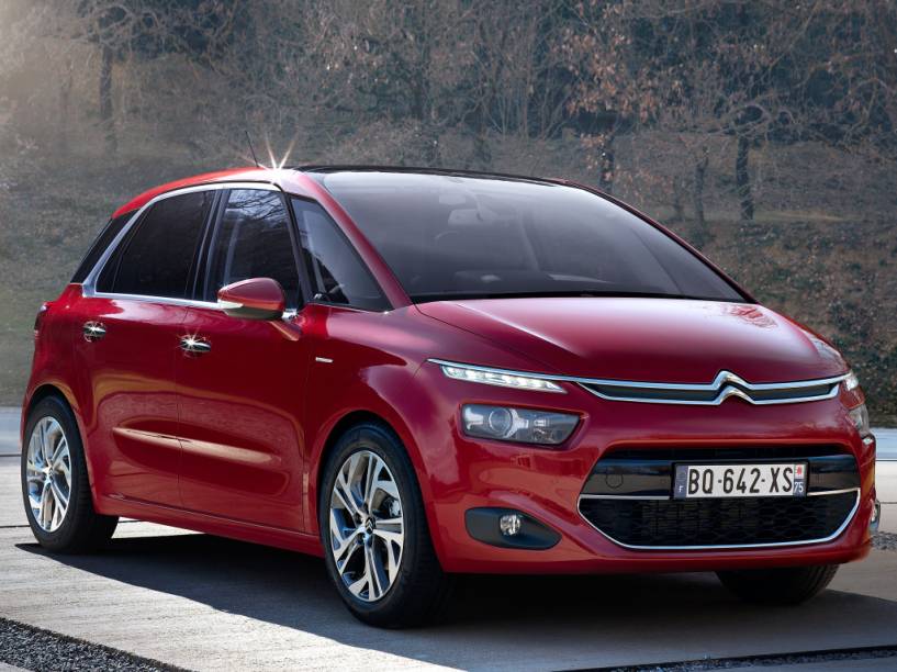 <strong>Citroën C4 Picasso/Grand C4 Picasso</strong> – As minivans <a href="https://gutenberg.quatrorodas.abril.com.br/materia/nova-citroen-c4-picasso-chega-r-110-990-912460/" rel="estrearam suas novas gerações no Brasil" target="_blank">estrearam suas novas gerações no Brasil</a> em 2015. Com estilo futurista, recheadas de tecnologia e motor 1.6 turbo de 165 cv, ficaram mais caras.
