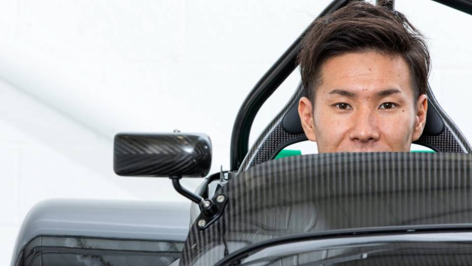 Caterham Seven Kamui Kobayashi Limited Edition | <a href="https://gutenberg.quatrorodas.abril.com.br/noticias/mercado/caterham-lanca-seven-kamui-kobayashi-limited-edition-784171.shtml" rel="migration">Leia mais</a>