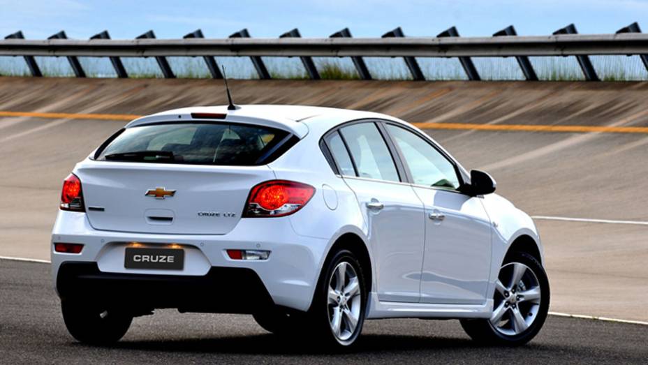 A traseira tem visual menos conservador que o sedã, com direito a lanternas exclusivas | <a href="https://gutenberg.quatrorodas.abril.com.br/carros/lancamentos/chevrolet-cruze-sport6-681589.shtml" rel="migration">Leia mais</a>