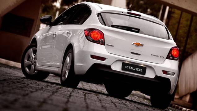 Luzes de neblina e ré ficam no para-choque, ao lado da placa | <a href="https://gutenberg.quatrorodas.abril.com.br/carros/lancamentos/chevrolet-cruze-sport6-681589.shtml" rel="migration">Leia mais</a> Luzes de neblina e ré ficam no para-choque, ao lado da placa | <a href="https://gutenberg.quatrorodas.abril.com.br/carros/lancamentos/chevrolet-cruze-sport6-681589.shtml" rel="migration">Leia mais</a>