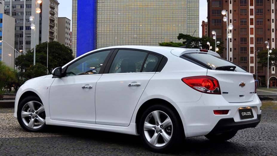 A distância entre-eixos do Sport6 é a mesma do sedã, mas o hatch é mais curto no comprimento | <a href="https://gutenberg.quatrorodas.abril.com.br/carros/lancamentos/chevrolet-cruze-sport6-681589.shtml" rel="migration">Leia mais</a>