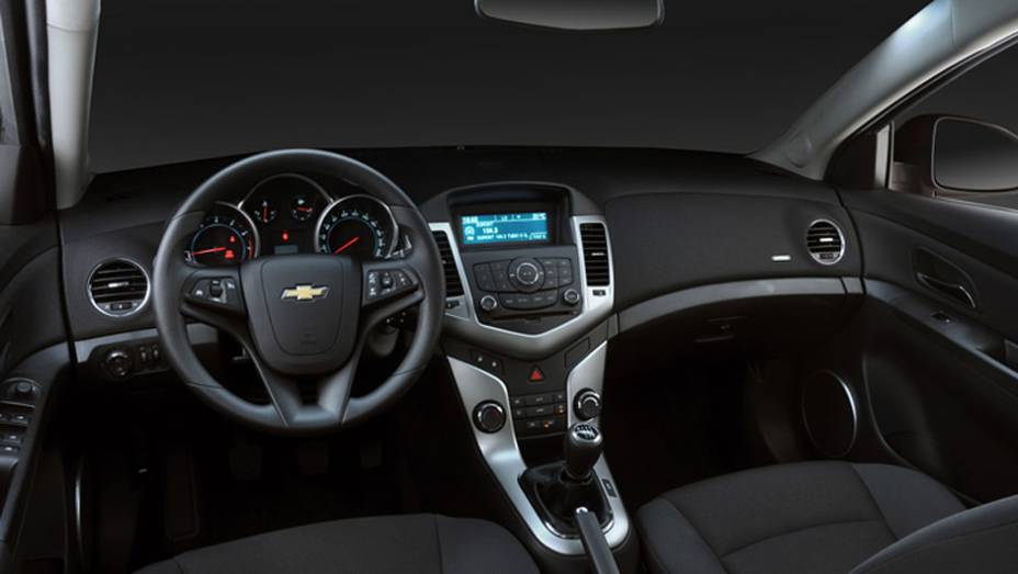 O interior é o mesmo do sedã e agrada pelas linhas modernas | <a href="https://gutenberg.quatrorodas.abril.com.br/carros/lancamentos/chevrolet-cruze-sport6-681589.shtml" rel="migration">Leia mais</a>