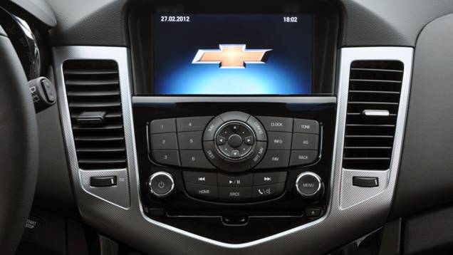 Na configuração LTZ, há uma tela multimídia no centro do painel | <a href="https://gutenberg.quatrorodas.abril.com.br/carros/lancamentos/chevrolet-cruze-sport6-681589.shtml" rel="migration">Leia mais</a> Na configuração LTZ, há uma tela multimídia no centro do painel | <a href="https://gutenberg.quatrorodas.abril.com.br/carros/lancamentos/chevrolet-cruze-sport6-681589.shtml" rel="migration">Leia mais</a>