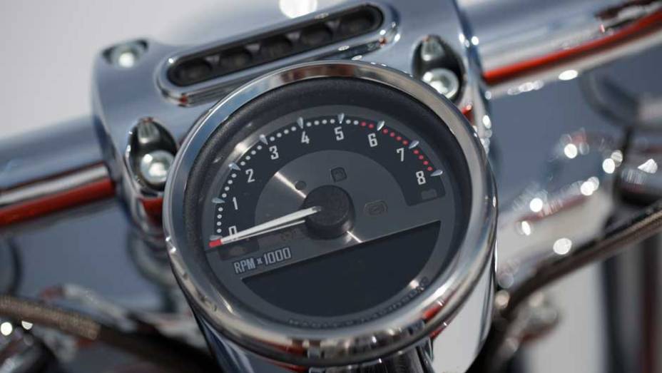 Piloto automático é equipamento de série na Breakout | <a href="https://gutenberg.quatrorodas.abril.com.br/moto/noticias/harley-davidson-tres-novidades-ao-salao-duas-rodas-756391.shtml" rel="migration">Leia mais</a>