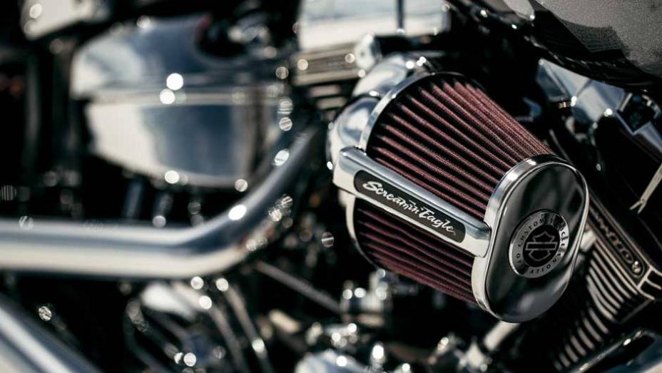 O filtro de ar Screaming Eagle é estilo Ventilator, otimizando o desempenho da moto | <a href="https://gutenberg.quatrorodas.abril.com.br/moto/noticias/harley-davidson-tres-novidades-ao-salao-duas-rodas-756391.shtml" rel="migration">Leia mais</a>