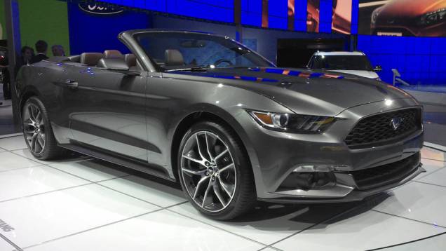 Mustang Cabriolet: ícone da indústria americana, o <em>pony-car</em> aparece na versão sem teto.... Mustang Cabriolet: ícone da indústria americana, o <em>pony-car</em> aparece na versão sem teto....