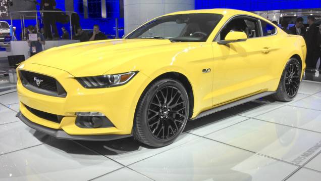 O Mustang também dá o ar da graça na versão cupê, exibida há pouco mais de um mês nos EUA O Mustang também dá o ar da graça na versão cupê, exibida há pouco mais de um mês nos EUA