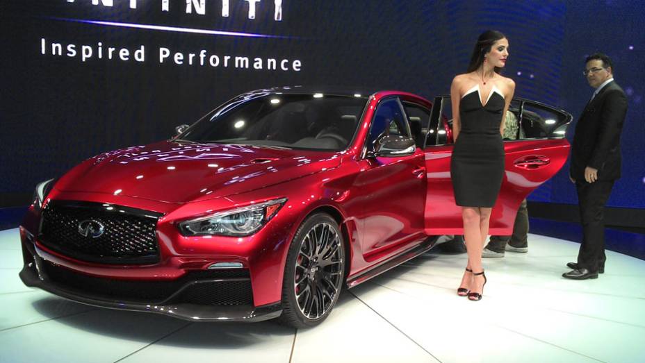 Infiniti Q50 Eau Rouge: sedã traz elementos aerodinâmicos inspirados no RB9, o monoposto campeão da F-1 nas mãos de Sebastian Vettel