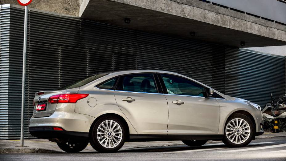 A ca&iacute;da suave da linha do teto em dire&ccedil;&atilde;o &agrave; traseira foi a deixa para a ado&ccedil;&atilde;o do "Fastback", que remete ao mais famoso Mustang | <a href="https://gutenberg.quatrorodas.abril.com.br/carros/impressoes/ford-focus-fastback-889520.shtml" rel="migration">Leia mais</a>