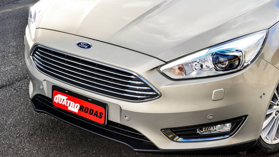 Frente adota a grade ao estilo Aston Martin e fez bem ao carro, cujo visual geral ficou mais esportivo e atraente | <a href="https://gutenberg.quatrorodas.abril.com.br/carros/impressoes/ford-focus-fastback-889520.shtml" rel="migration">Leia mais</a>