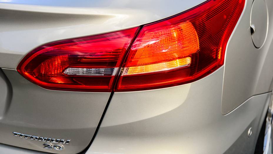 Na reestiliza&ccedil;&atilde;o, as lanternas mantiveram o mesmo formato, mas ganharam nova disposi&ccedil;&atilde;o de luzes | <a href="https://gutenberg.quatrorodas.abril.com.br/carros/impressoes/ford-focus-fastback-889520.shtml" rel="migration">Leia mais</a>